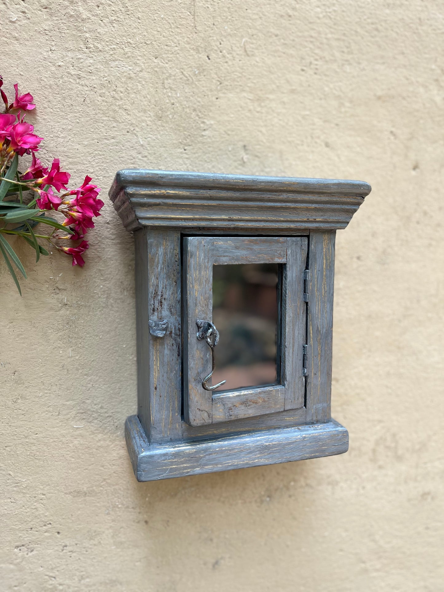 Wall Gray Key Stand