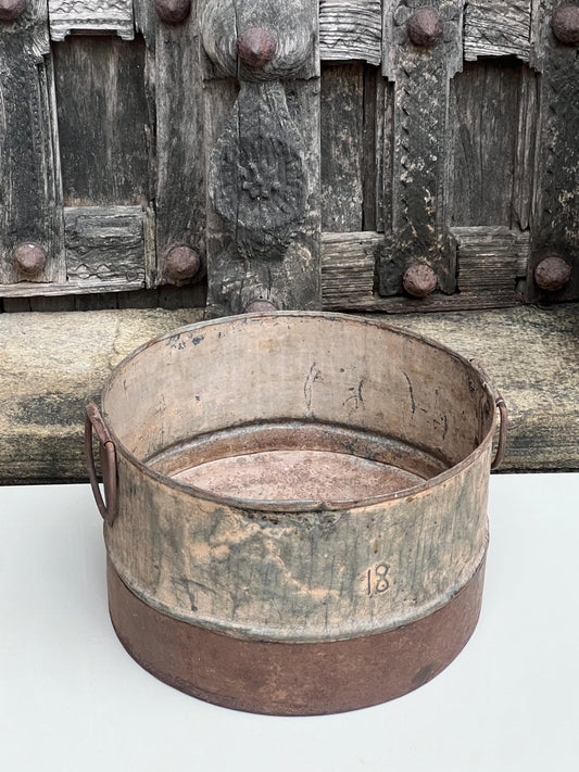 Iron Round Planter ￼