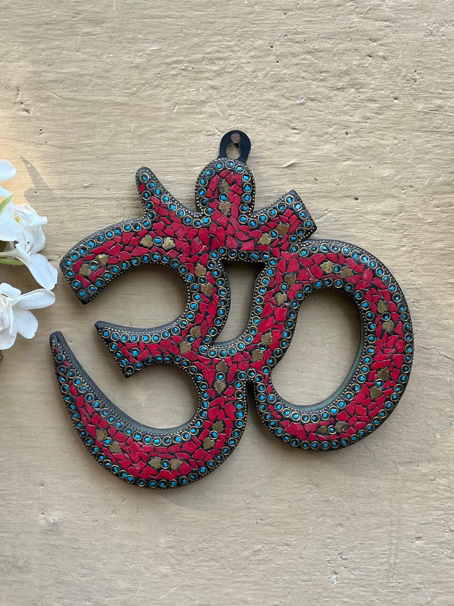Om Hanging