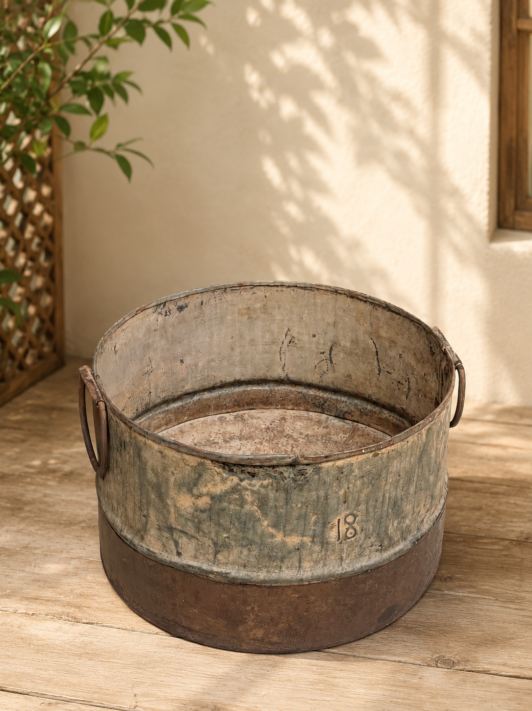 Iron Round Flower Planter ￼