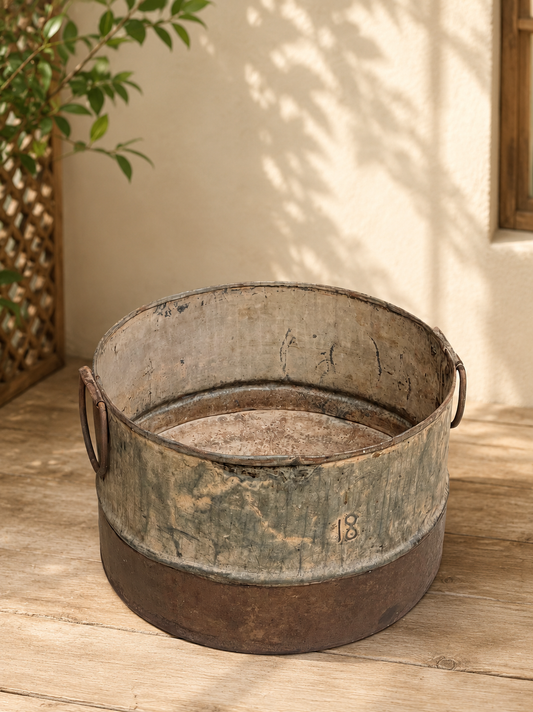Iron Round Flower Planter ￼
