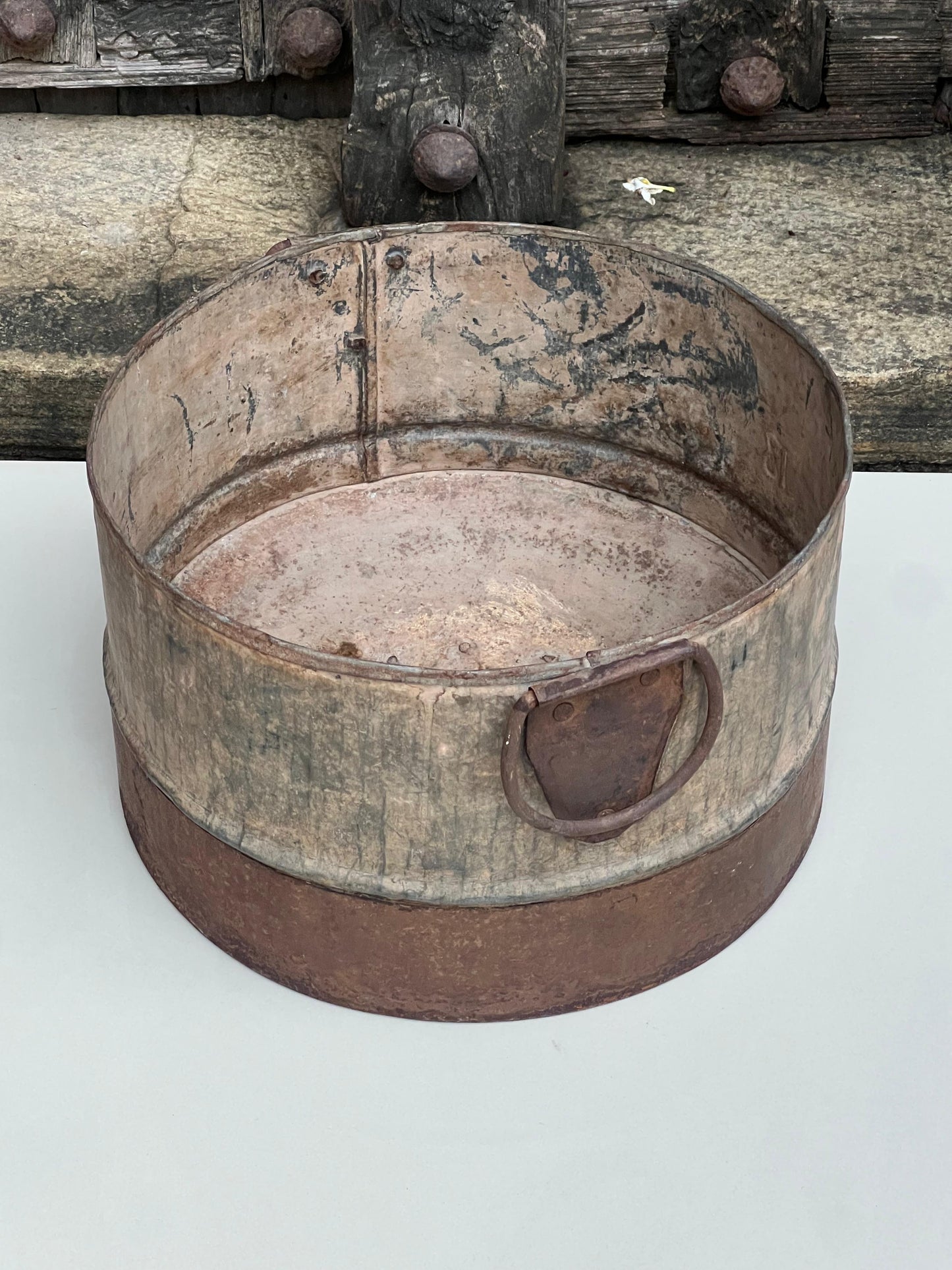 Iron Round Flower Planter ￼