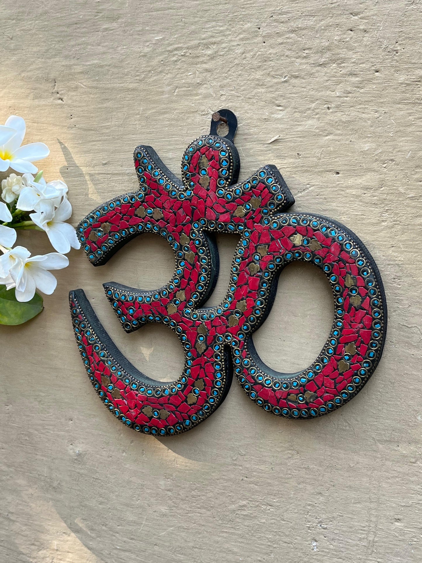 Om Hanging