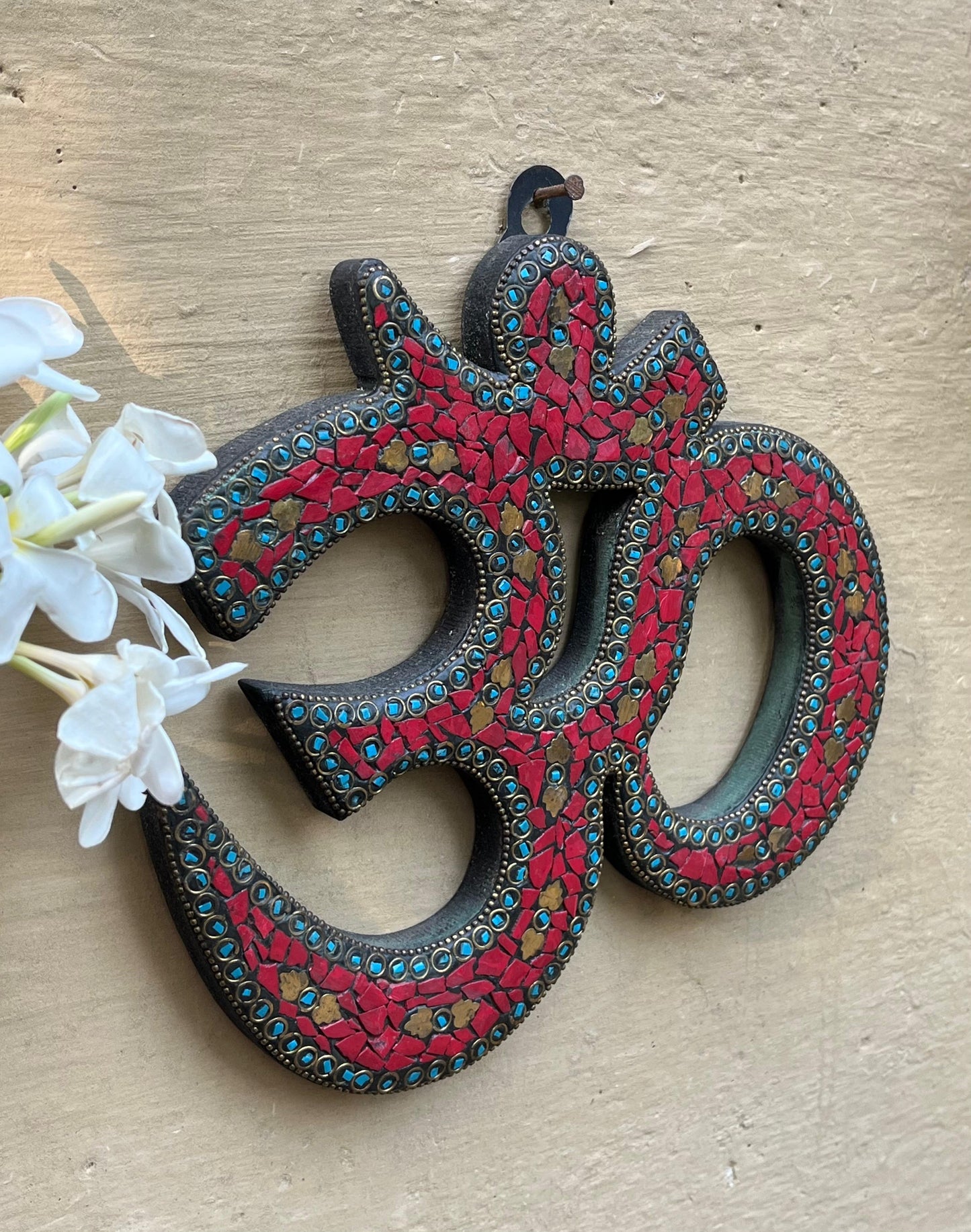 Om Hanging