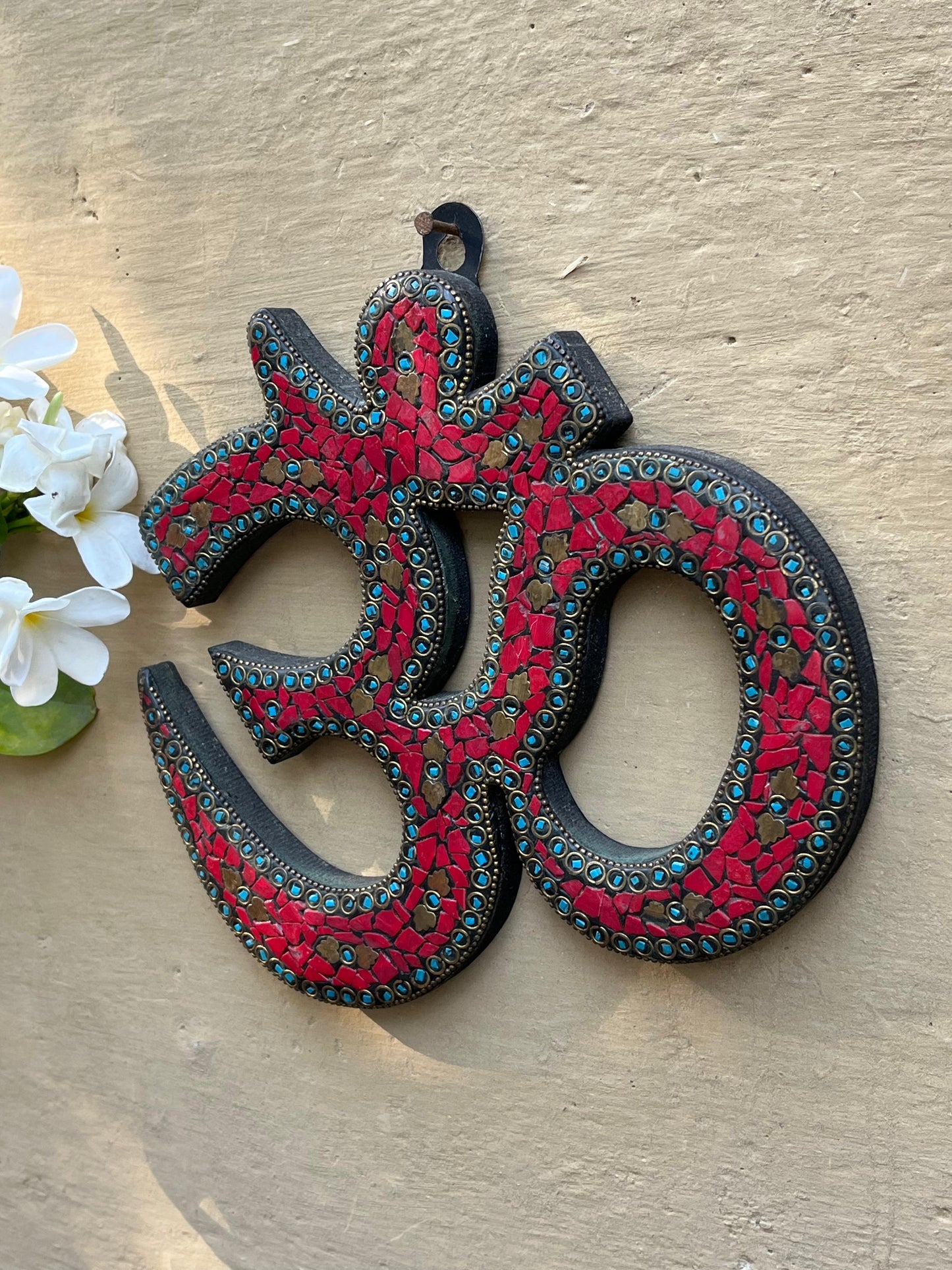 Om Hanging